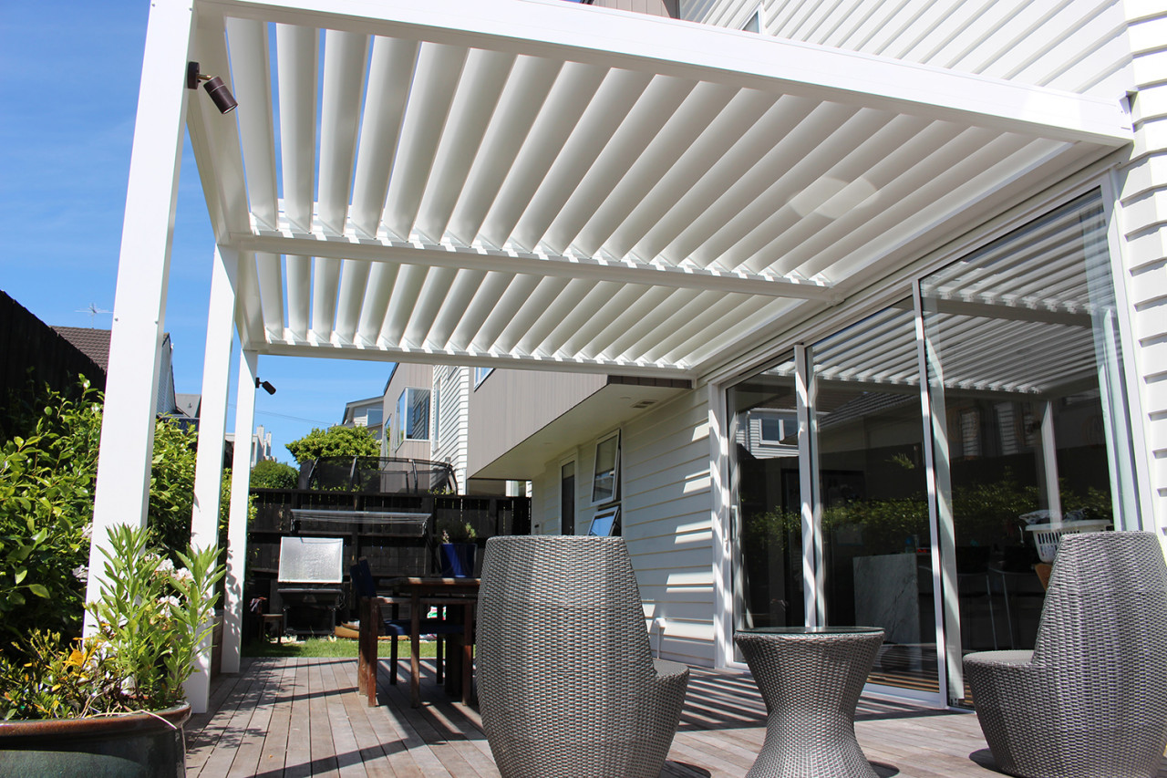 2 bay louvre roof completes this backyard 1500px